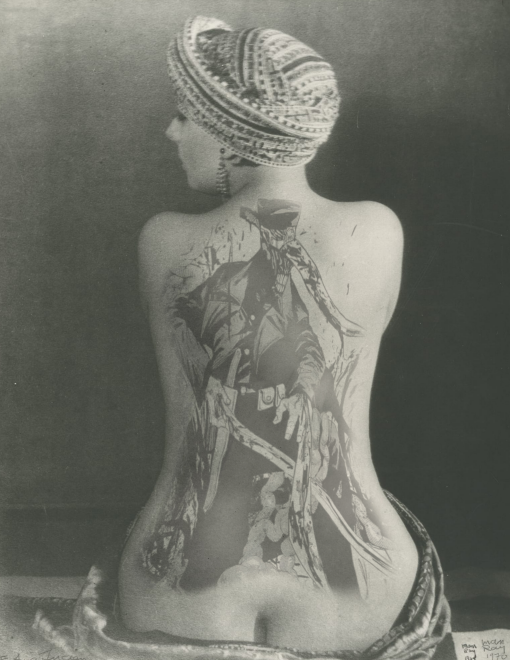 Incrustation réaliste d’un tatouage sur peau humaine, réalisée avec Photoshop en utilisant la distorsion et les jeux d’opacité.