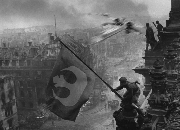 Suppression et incrustation de logo sur un drapeau avec ajout d’un vaisseau Star Wars et effet de flou granuleux pour simuler la vitesse.